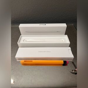 NIB Apple Pencil with Silicone No.2 Pencil Covering